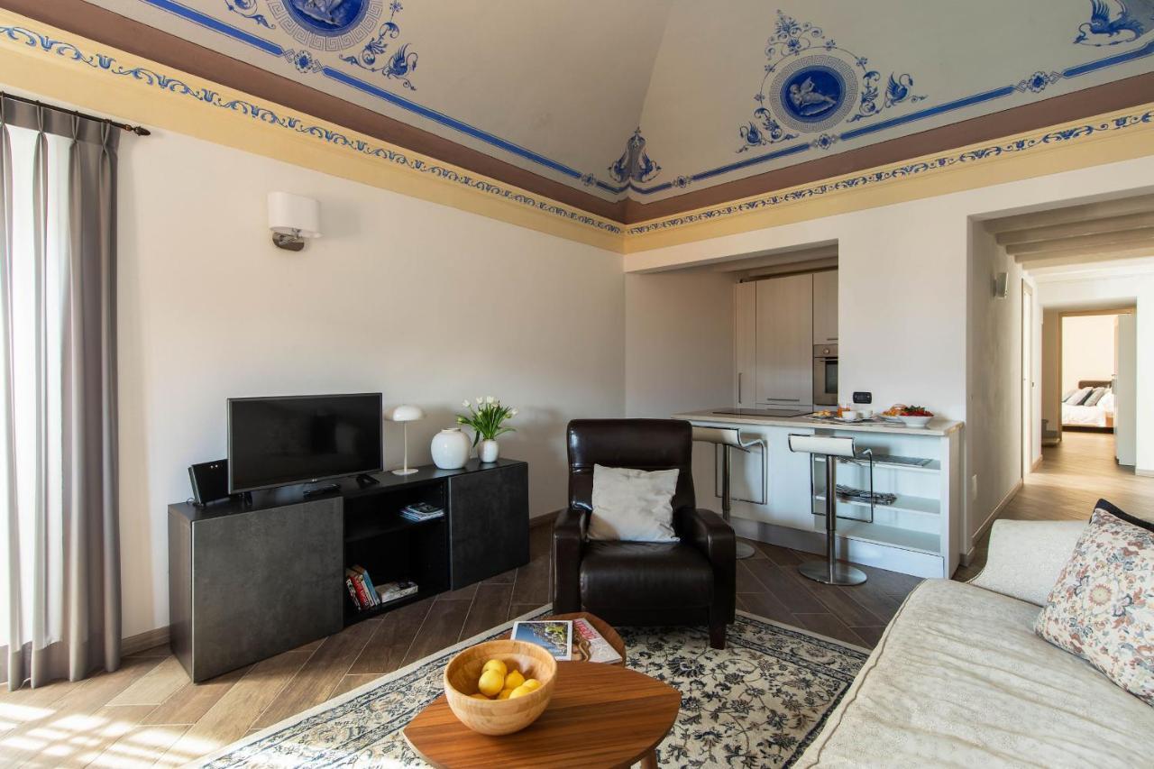 Lake Como, Beautiful Palazzo apartment, lake view Menaggio Buitenkant foto