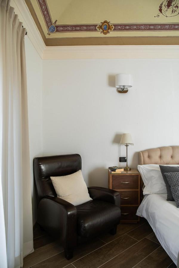 Lake Como, Beautiful Palazzo apartment, lake view Menaggio Buitenkant foto