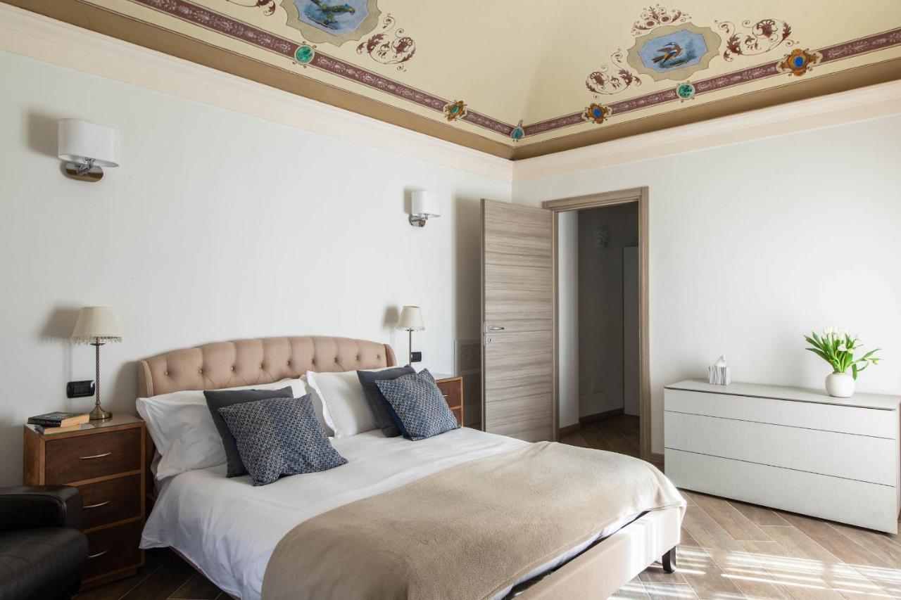 Lake Como, Beautiful Palazzo apartment, lake view Menaggio Buitenkant foto